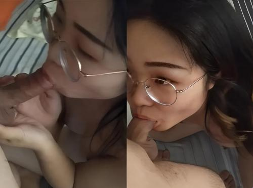 Eine Studentin mit Brille gibt ihrem Freund einen Blowjob