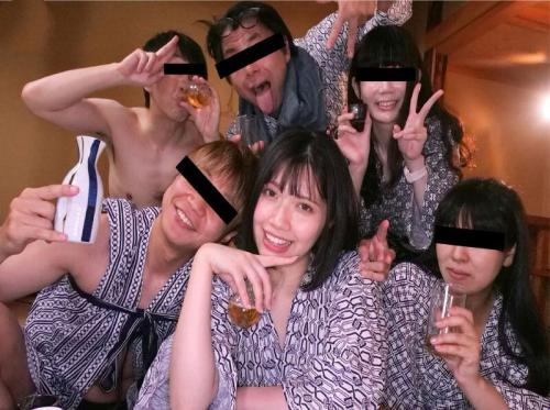 Bagian akhir menunjukkan kekasihku pergi ke pesta bersama sekelompok teman