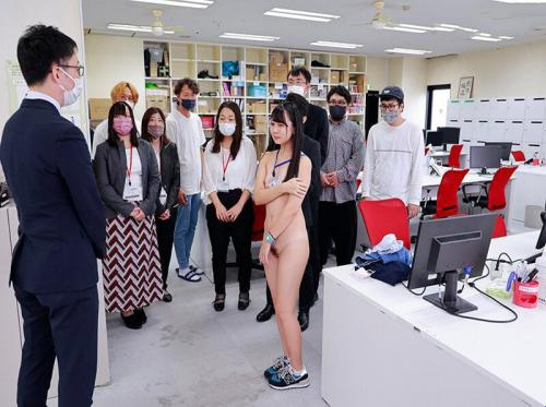 La bella ragazza va a lavorare senza vestiti