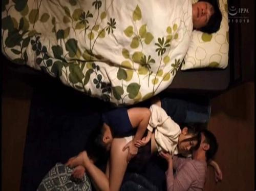 내 가장 친한 친구의 아내와 함께 한밤중에 몰래 돌아다니고 있어요