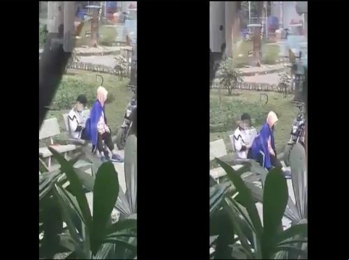 Dua gadis remaja bermain penjaga di Tuoi Tre Park