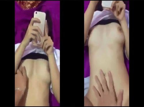 Ang kanyang matalik na kaibigan ay engrossed pa rin sa pagtingin sa kanyang telepono
