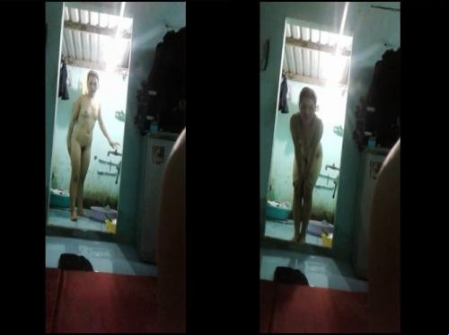 Die Prostituierte duschte, ohne die Tür zu schließen