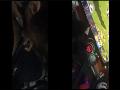 Sie gibt heimlich BJ in einem Internetcafé