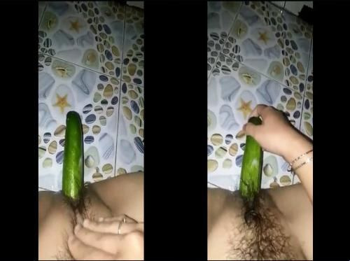 Sa kalagitnaan ng gabi, nagsasalsal ako gamit ang pipino