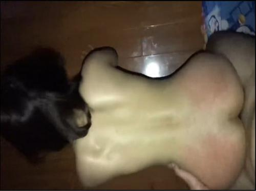 Gadis doggy di atas lantai dengan punggungnya berwarna merah