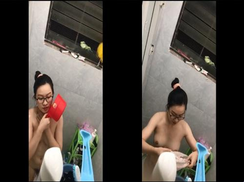 Heimlich die Frau im Badezimmer nebenan filmen
