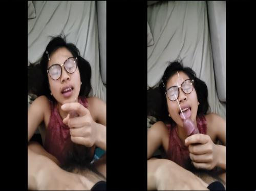The girl with glasses was so lewd that she ejaculated all over her face