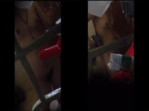 Filmare di nascosto uno studente mentre fa la doccia