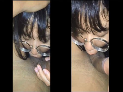 Babe mit Brille lutscht kunstvoll einen Schwanz